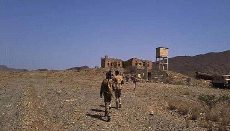 عناصر من القوات اليمنية خلال تحرير معسكر المحصام في حرض