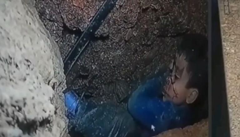 الطفل المغربي ريان عالق داخل بئر ارتوازي وجهود لإنقاذه