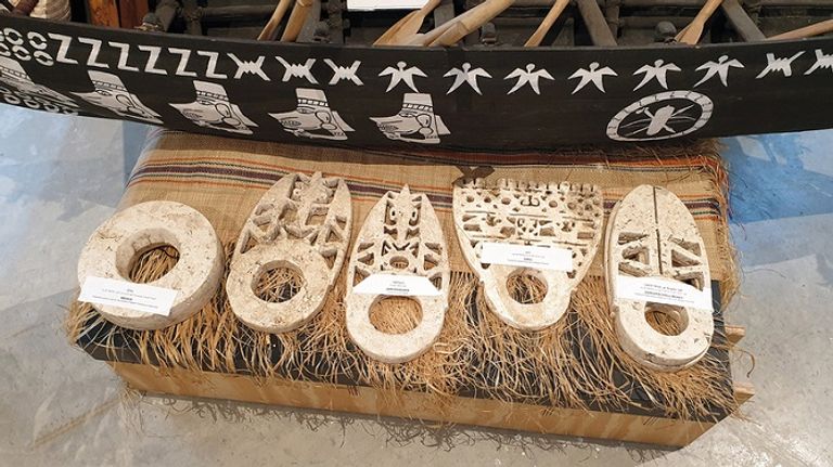 مجموعة من العملات الصدفية في جزر سليمان جانب من جناح جزر سليمان بمعرض إكسبو 2020 دبي