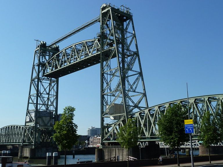 هل تفكك هولندا جسرها التاريخي من أجل يخت جيف بيزوس؟ الملياردير الأمريكي جيف بيزوس