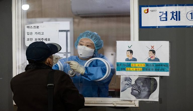 سيدة تخضع لاختبار كورونا في كوريا الجنوبية- أرشيفية