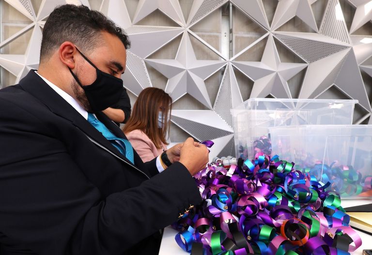 أكبر عدد من شرائط التوعية يتم تصنيعها في ساعة واحدة