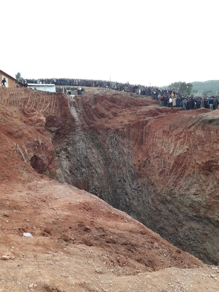 تجمهر بمحيط عملية إنقاذ الطفل ريان