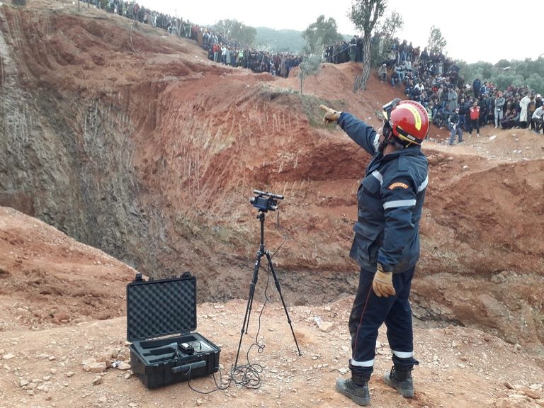 تجمهر بمحيط عملية إنقاذ الطفل ريان