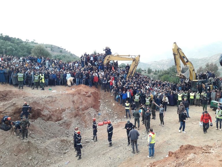 تجمهر بمحيط عملية إنقاذ الطفل ريان