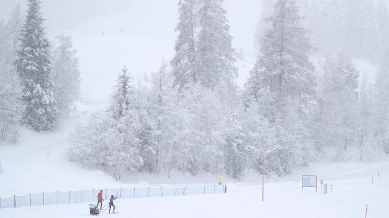 مروحية تراقب الانهيارات الجليدية في النمسا