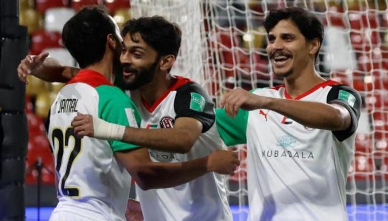 أحمد العطاس يحتفل مع زملائه بالأهداف في مرمى بيراي