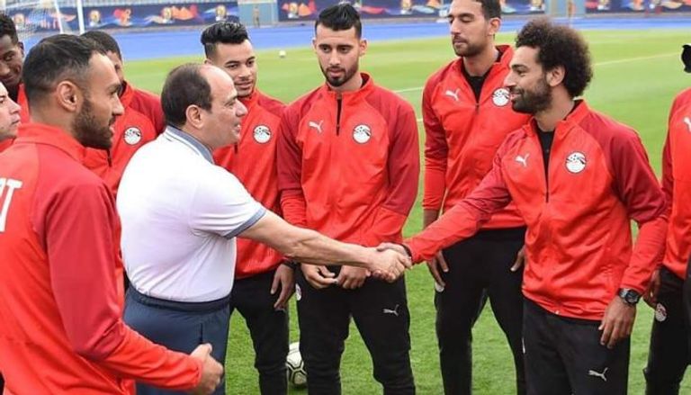 السيسي يصافح لاعبي المنتخب المصري في وقت سابق- أرشيفية