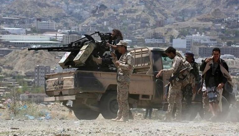 عناصر من الجيش اليمني خلال هجوم سابق على مليشيات الحوثي