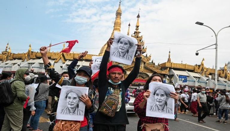 جانب من مظاهرات في ميانمار تطالب بعودة سوكي للحكم- رويترز