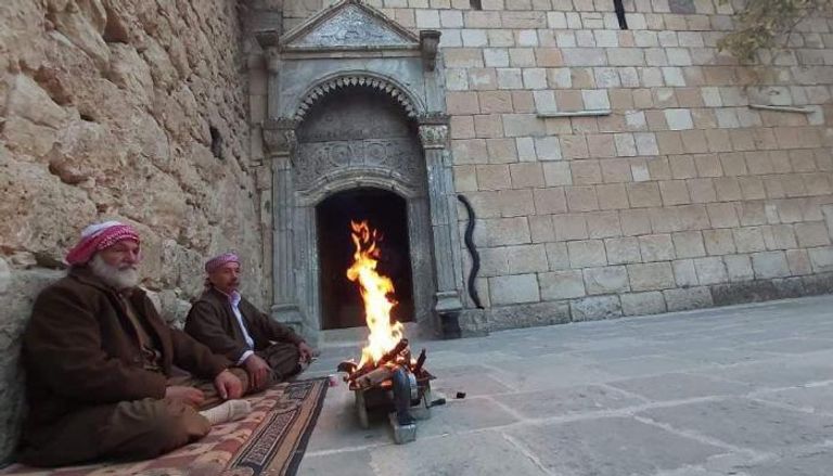 طقوس دينية عند الإيزيدية بأشعال النار عند معبد 