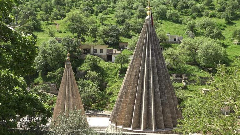 طقوس دينية عند الإيزيدية بإشعال النار عند معبد