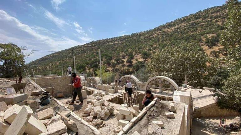 طقوس دينية عند الإيزيدية بإشعال النار عند معبد