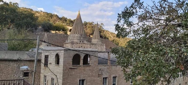 طقوس دينية عند الإيزيدية بإشعال النار عند معبد