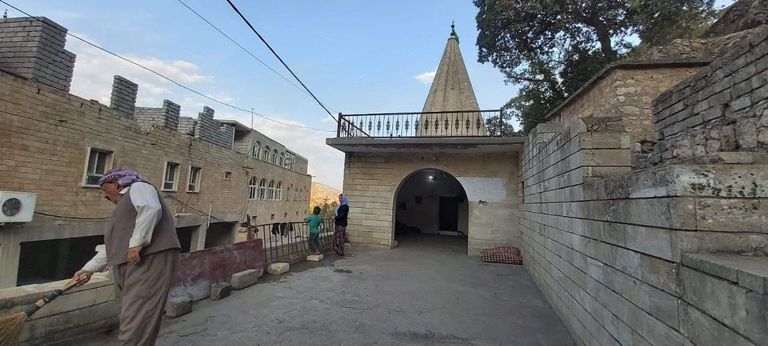 طقوس دينية عند الإيزيدية بإشعال النار عند معبد