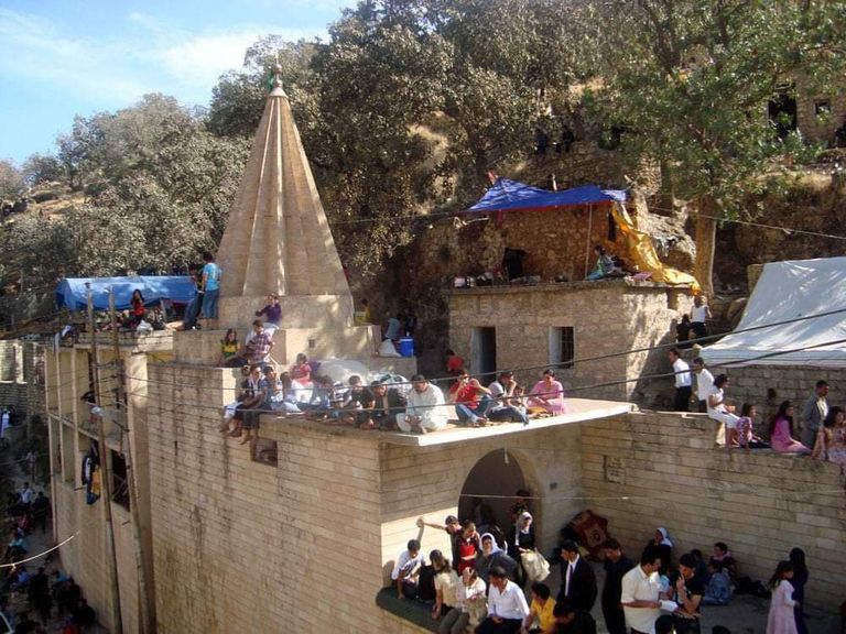 طقوس دينية عند الإيزيدية بإشعال النار عند معبد