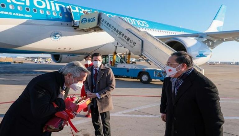 رئيس الأرجنتين لدى وصوله إلى الصين