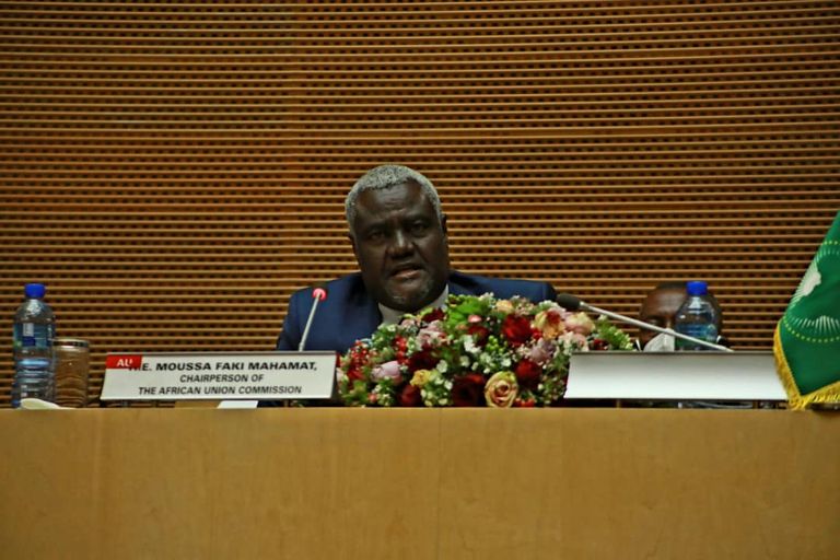 موسى فكي خلال المؤتمر الصحفي الرئيس السنغالي ماكي سال