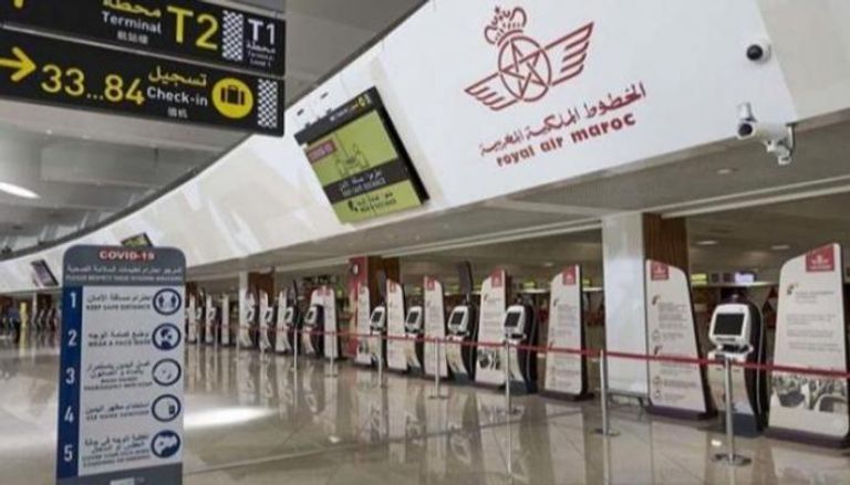 مكتب تابع للخطوط الملكية المغربية - أرشيفية سائحة أجنبية تطل على ساحة جامع الفنا بمراكش - أرشيفية