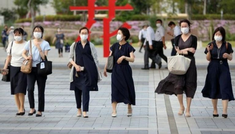 يابانيات يرتدين كمامات للوقاية من فيروس كورونا