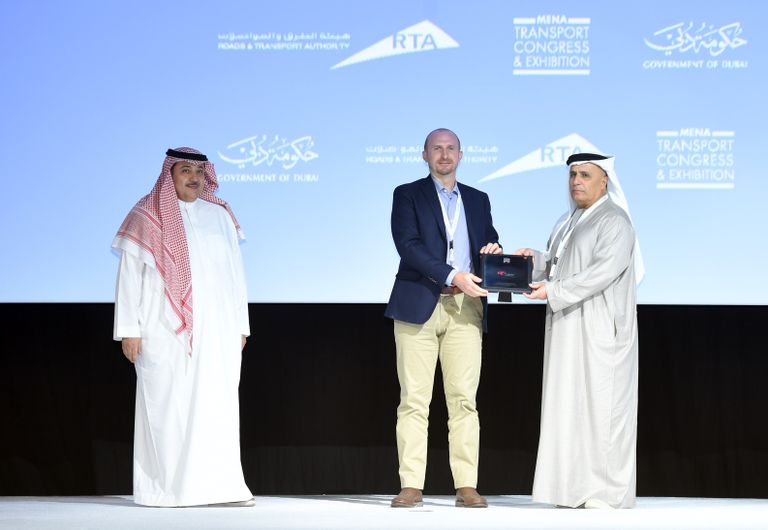 الإمارات تسلم مستقبل التنقل لبرشلونة