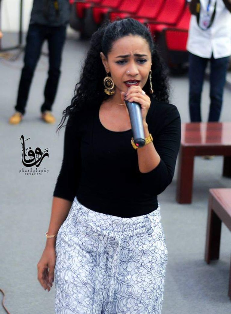 الفنانة السودانية منى مجدي