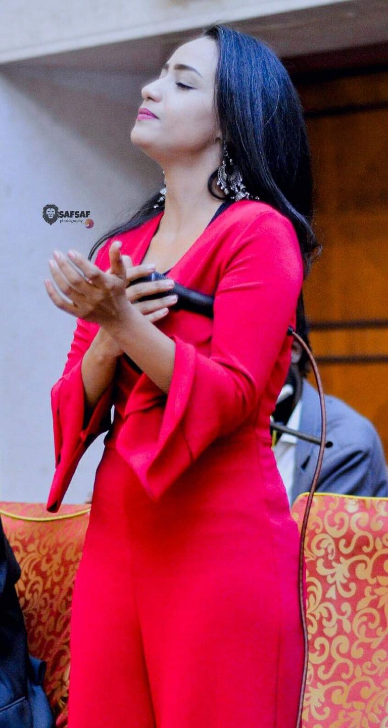 الفنانة السودانية منى مجدي