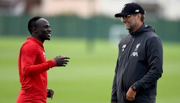ساديو ماني نجم ليفربول ومنتخب السنغال مع مدربه كلوب
