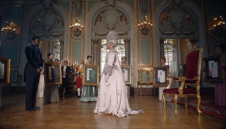 جانب من العرض غير التقليدي لهاتف سامسونج الجديد جانب من العرض غير التقليدي لهاتف سامسونج الجديد