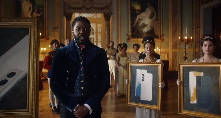 جانب من العرض غير التقليدي لهاتف سامسونج الجديد جانب من العرض غير التقليدي لهاتف سامسونج الجديد