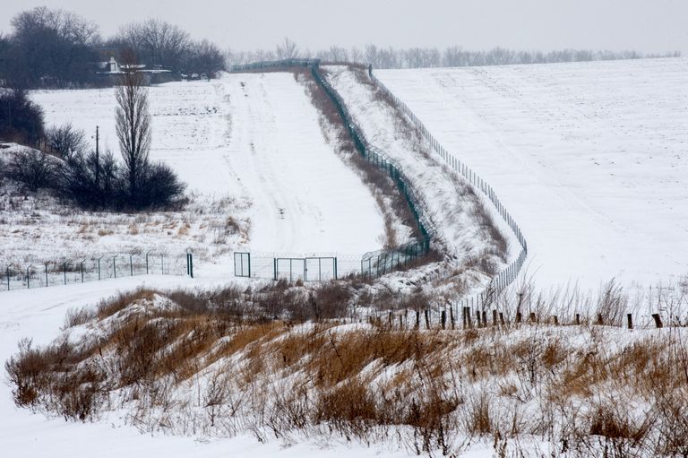 عسكري أوكراني يدرب فتاة مدنية على ضرب النار