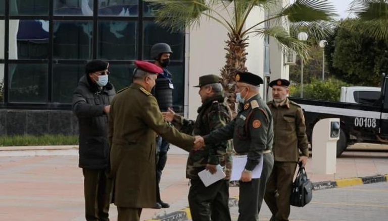 جانب من وصول أعضاء اللجنة العسكرية الليبية إلى مقر الاجتماع بمدينة سرت.