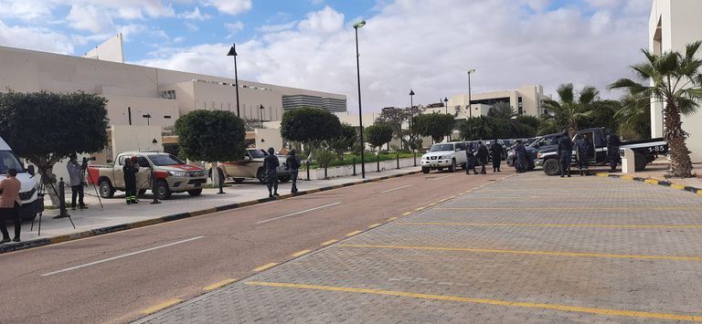 جانب من وصول أعضاء اللجنة العسكرية الليبية إلى مقر الاجتماع بمدينة سرت