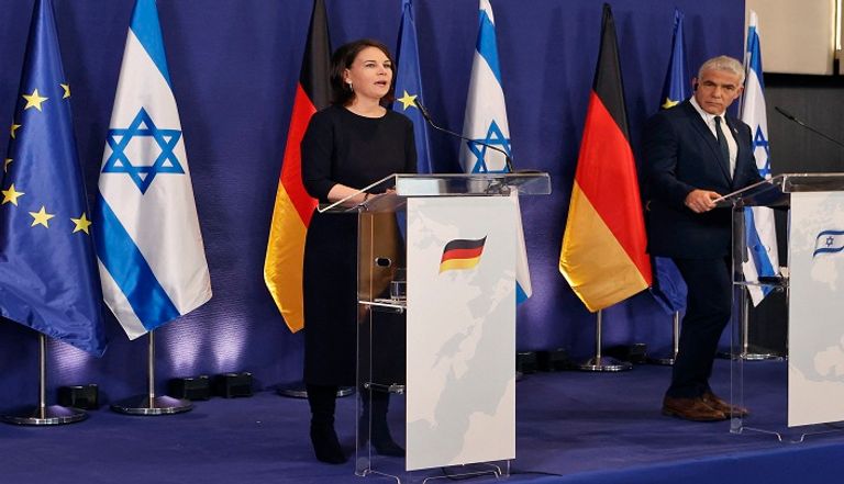 جانب من المؤتمر الصحفي بين لابيد وبيربوك