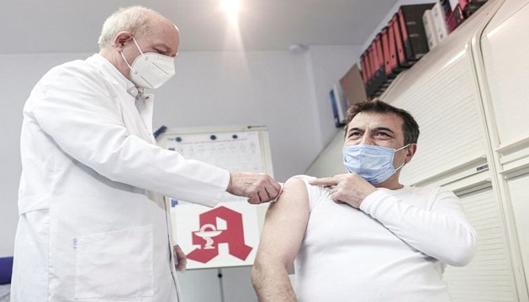 اللقاحات ساهمت في الحد من وطأة جائحة كورونا