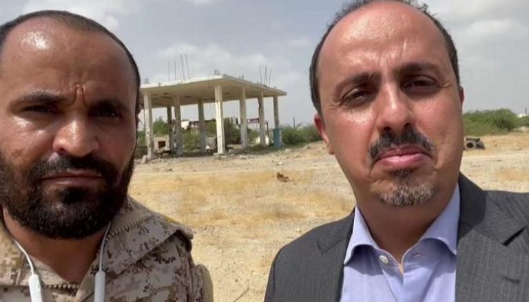وزير الإعلام اليمني معمر الإرياني في أحد مداخل مدينة حرض شمالي حجة