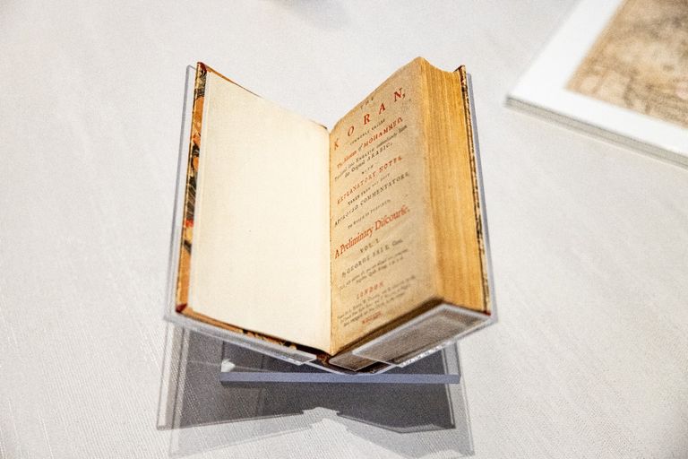 نسخة توماس جيفرسون التاريخية من القرآن الكريم المعروضة في جناح أمريكا