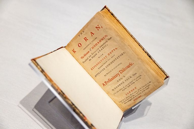 نسخة توماس جيفرسون التاريخية من القرآن الكريم المعروضة في جناح أمريكا