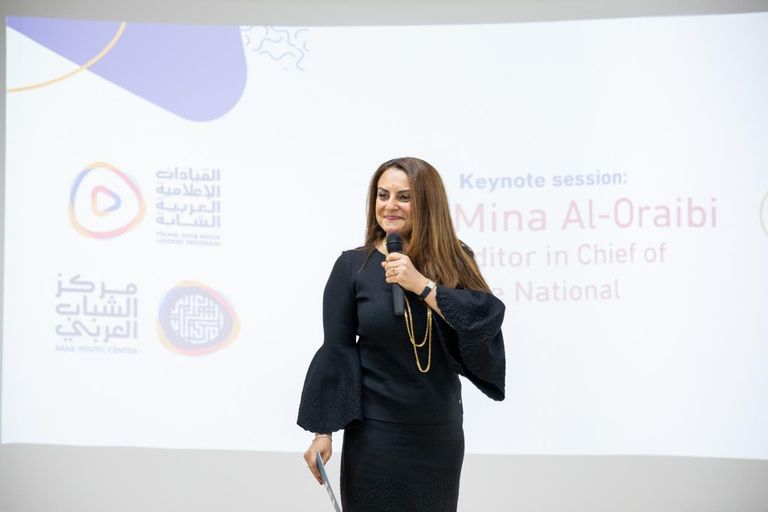 الإعلامية مينا العريبي في أثناء الورشة التدريبية