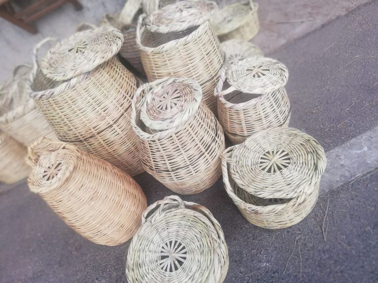 طاولة مصنوعة من القصب