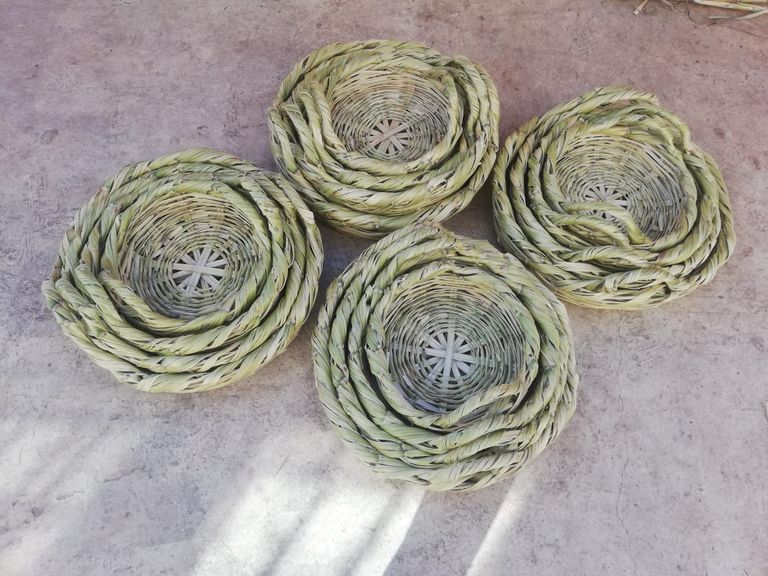 طاولة مصنوعة من القصب