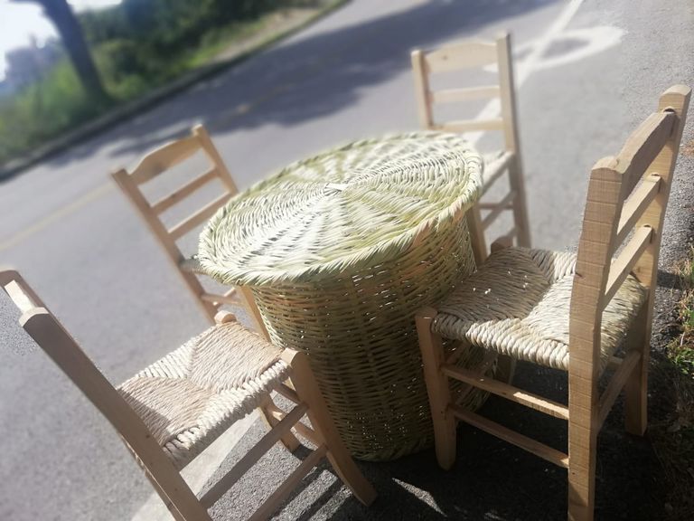 طاولة مصنوعة من القصب