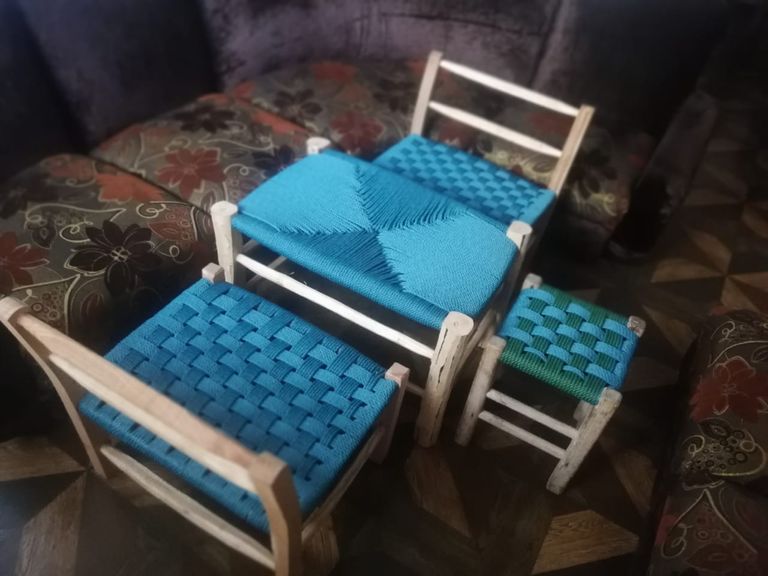 طاولة مصنوعة من القصب