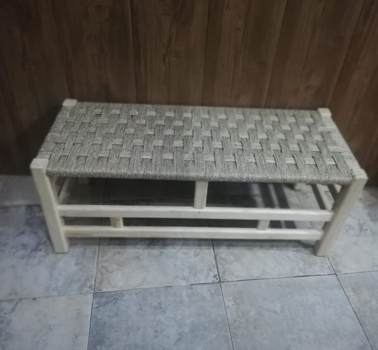 طاولة مصنوعة من القصب
