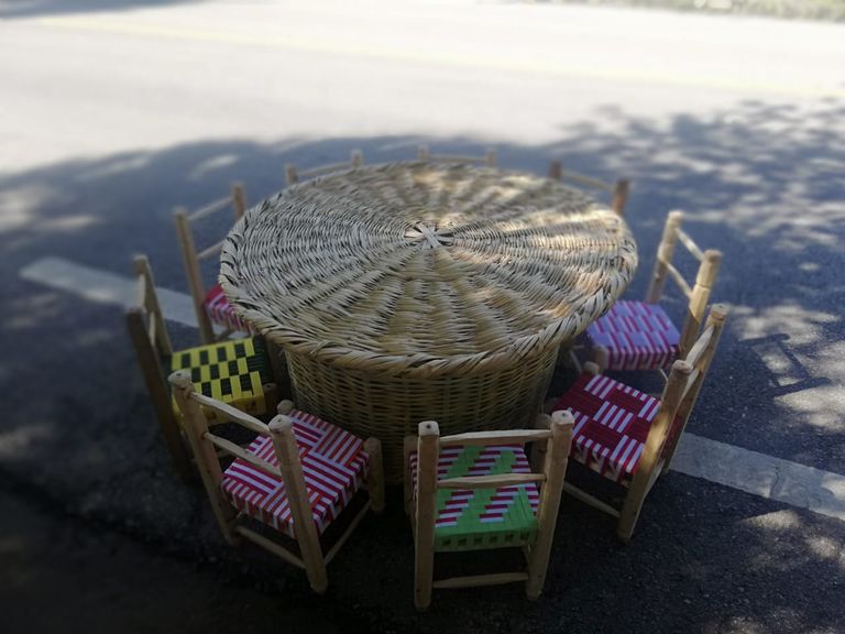 طاولة مصنوعة من القصب