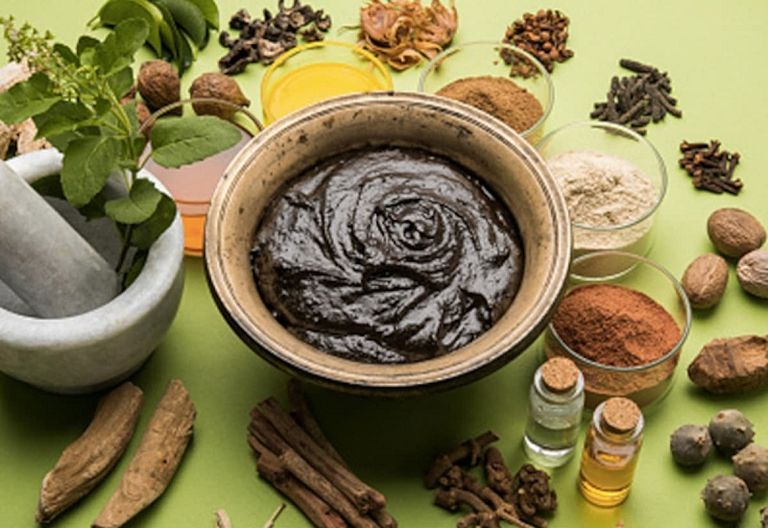 مجموعة من مكونات علم الأيورفيدا