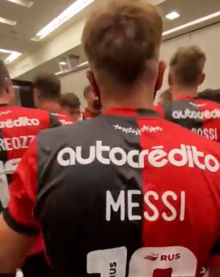 قميص خواكين ميسي ليونيل ميسي بقميص نيولز أولد بويز