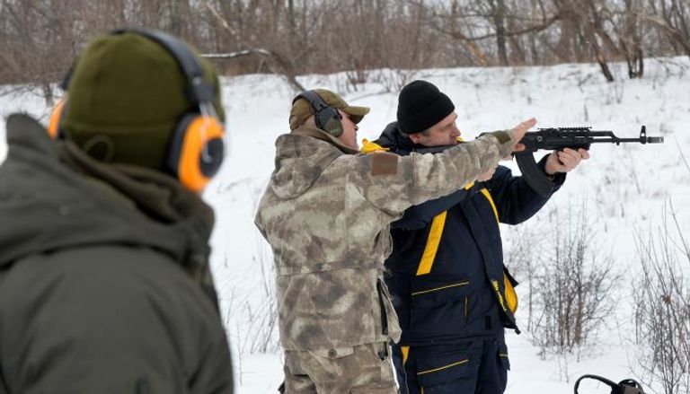 مدنيون في أوكرانيا يتدربون على إطلاق النار