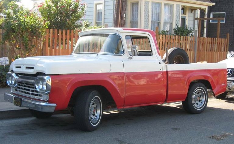شاحنة Ford F-100 شاحنة Dodge B Series