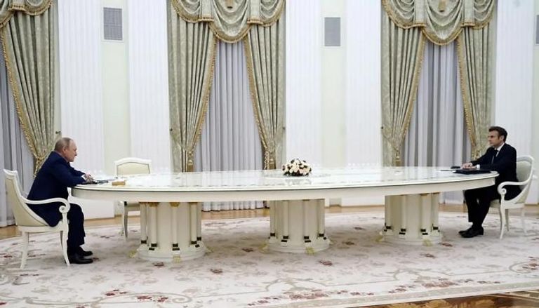 بوتين وماكرون والطاولة المثيرة للتكهنات 